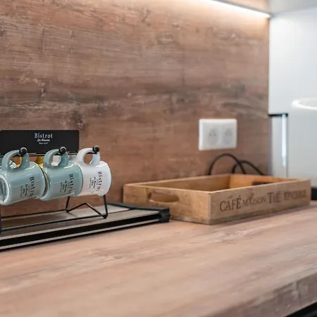 Daire 4 Pieces Sur La Rue D'antibes - Renove Et Climatise Cannes